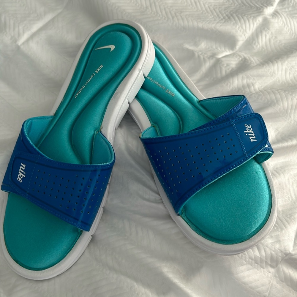 Nike women’s flip flops. NWT.